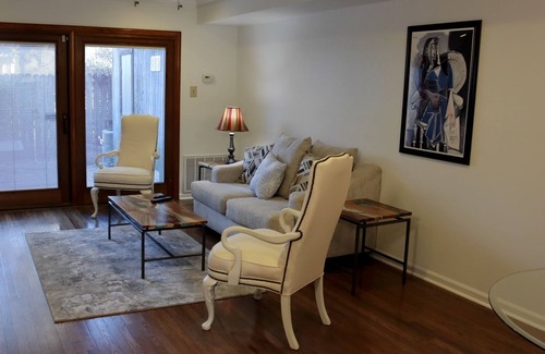 Meriwether Condominio | Elegant 2BR Midtown Condo W/Flair