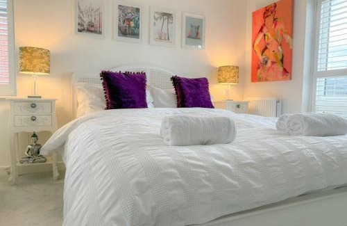 Cleedownton Apartamento | Elegant 2BR Retreat- Longbridge Shops, Rail & Hills