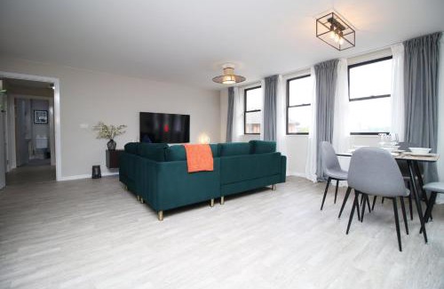 Taunton Apartamento | Elegant 2BR w/Pool Table in Prime Location