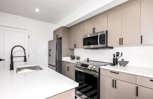Brookland Cama Y Desayuno | Elegant 2BR with Stunning City Views in DC