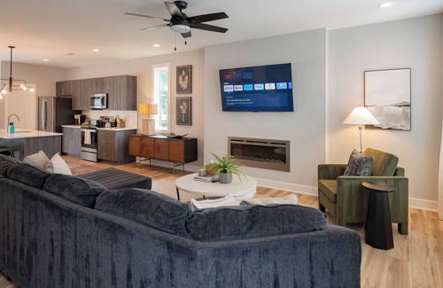 Lynchburg Casa | Elegant 3 BDR Escape | KING Bed + TV in Every Room