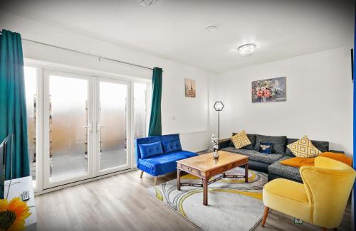 Turkey Street Apartamento | Elegant 3-bed apartment with FREE onsite PARKING in Enfield - Out door Patio - Big savings on Longer Stays