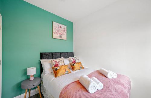 Turkey Street Apartamento | Elegant 3-bed apartment with FREE onsite PARKING in Enfield - Out door Patio - Big savings on Longer Stays