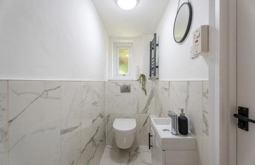 Roundhay Casa | Elegant 3 Bed With Sofa Bed Just 5 Mins To Roundhay Park