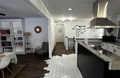 Algoma District Casa | Elegant 3 Bedroom Home, With Pool table, Foosball Table, and Sauna, and More.