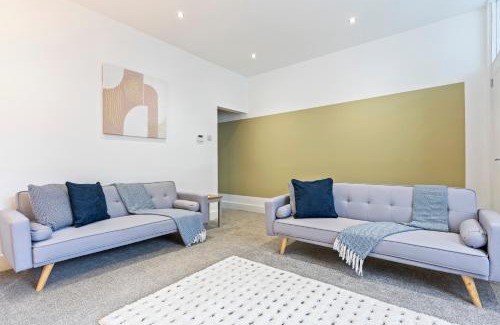 Ashton in Makerfield Casa | Elegant 3 Bedroom 2 Bathroom House - Sleeps up to 7 - Free Parking, Fast Wifi and Smart TV - Perfect for Contractors and Groups - by Yoko Property