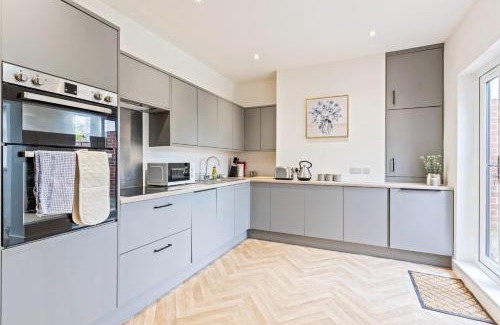 Ashton in Makerfield Casa | Elegant 3 Bedroom 2 Bathroom House - Sleeps up to 7 - Free Parking, Fast Wifi and Smart TV - Perfect for Contractors and Groups - by Yoko Property