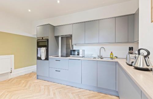 Ashton in Makerfield Casa | Elegant 3 Bedroom 2 Bathroom House - Sleeps up to 7 - Free Parking, Fast Wifi and Smart TV - Perfect for Contractors and Groups - by Yoko Property