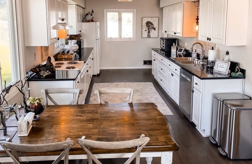 Red Wing Casa | Elegant 3-Bedroom Farmhouse on Vineyard