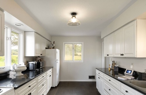 Red Wing Casa | Elegant 3-Bedroom Farmhouse on Vineyard
