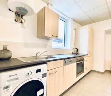Liesing Apartamento | Elegant 3-Bedroom Retreat Convenient City Access