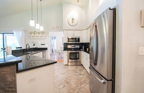 Palmetto Casa | Elegant 3 BR/2 BA Private Pool Home - Florida Oasis
