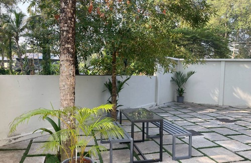 Thiruvananthapuram Apartamento | Elegant 3-BR Serviced Apartment with Full Amenities and Near City Hotspots