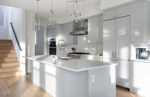 North Rose Hill Apartamento | Elegant 3-Story House with Private Backyard in WA