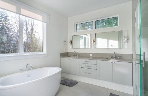 North Rose Hill Apartamento | Elegant 3-Story House with Private Backyard in WA
