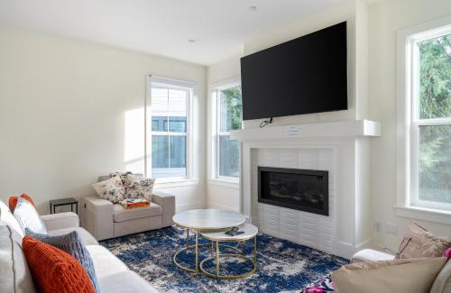 North Rose Hill Apartamento | Elegant 3-Story House with Private Backyard in WA