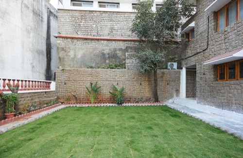 Banjara Hills Villa | Elegant - 3BHK AC Villa with Lawn BanjaraHills HYD