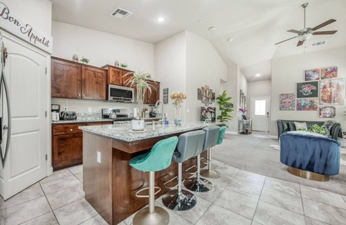 Roosevelt Casa | Elegant 3BR Home in Fresno