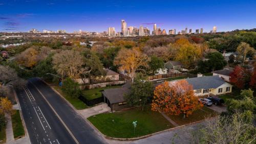 Barton Hills Casa | Elegant 3BR Home l Walk to Zilker