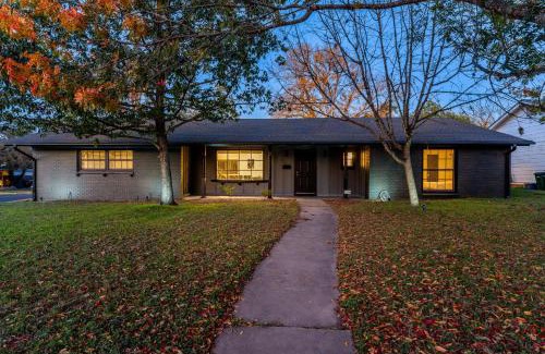 Barton Hills Casa | Elegant 3BR Home l Walk to Zilker
