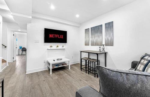 Hamilton Casa | Elegant 3BR Home Near Hospitals Tims Field QEW