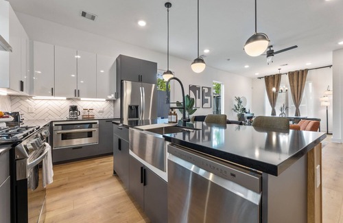 Greater East End Casa | Elegant 3BR Stay 2.5 Baths Soothing Hot Tub