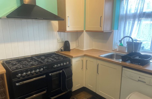 Sittingbourne Casa | Elegant 3Br w/ Free Parking, Garden, Pet Friendly