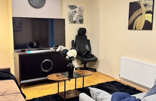 Sittingbourne Casa | Elegant 3Br w/ Free Parking, Garden, Pet Friendly