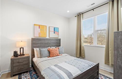 Charlotte Apartamento | Elegant 3BR3.5BA Modern Charlotte Townhouse