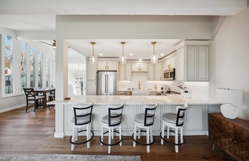Lake Geneva Condominio | Elegant 4-Season Lake Geneva Condo w/ Fireplace!
