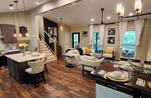 Cliftondale Casa | Elegant 4bdrm/3bth home on Wolf Creek Golf course!