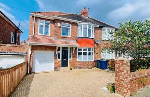 Newcastle-upon-Tyne Casa | Elegant 4BR Home: Stylish Comfort Retreat