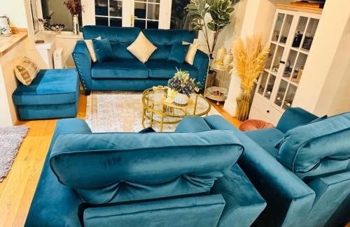 Newcastle-upon-Tyne Casa | Elegant 4BR Home: Stylish Comfort Retreat