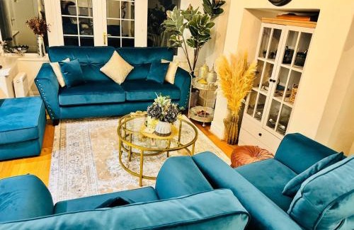 Newcastle-upon-Tyne Casa | Elegant 4BR Home: Stylish Comfort Retreat