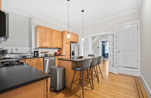 Downtown Baltimore Casa | Elegant 4BR Oasis by Patterson