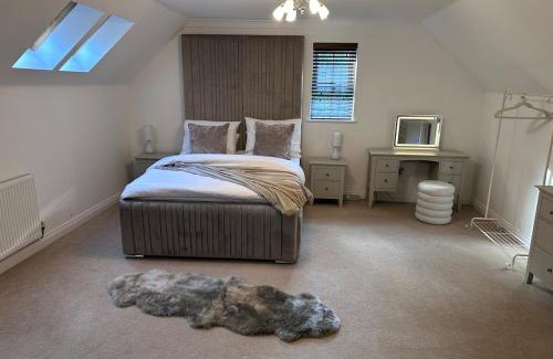 Runnymede Casa | Elegant 5 Bed 5 Bath Home