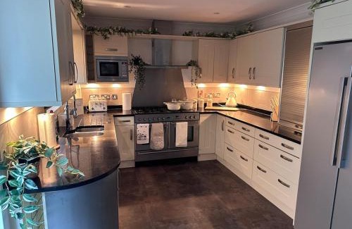 Runnymede Casa | Elegant 5 Bed 5 Bath Home