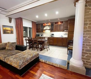Kesklinn Apartamento | Elegant 5 bedr apartment with sauna in the centre, near Viru and Old Town, with private parking