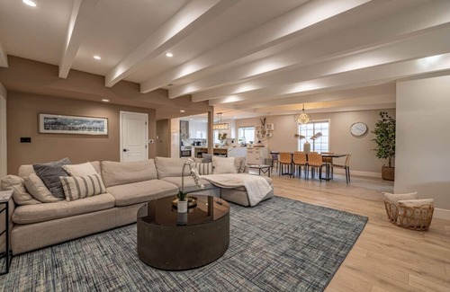 Valley Glen Casa | Elegant 5 Bedroom Hot Tub Private Parking