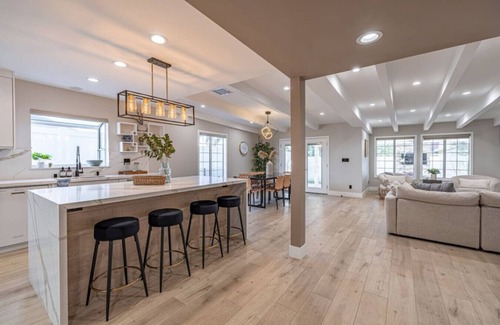Valley Glen Casa | Elegant 5 Bedroom Hot Tub Private Parking