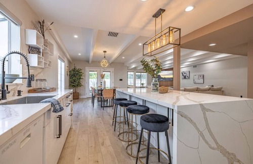 Valley Glen Casa | Elegant 5 Bedroom Hot Tub Private Parking