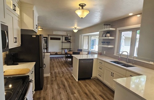Sioux Center Casa | Elegant 5-bedroom house in Sioux Center near Dordt University and downtown.