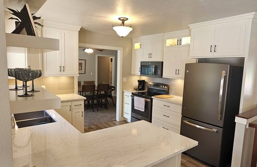Sioux Center Casa | Elegant 5-bedroom house in Sioux Center near Dordt University and downtown.