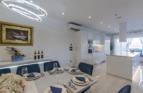Kastelir Villa | Elegante villa con piscina climatizada de agua salada e interiores elegantes cerca de la costa