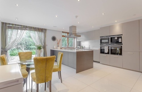 Finchley Church End Casa | Elegant 5BR/4BA w/Gym/Cinema/Games