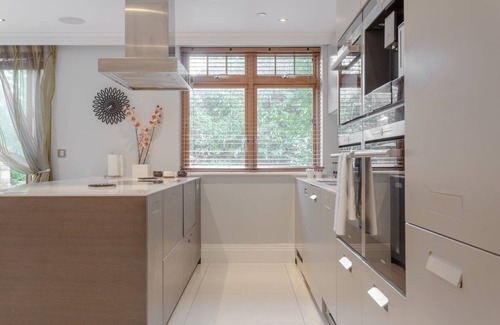 Finchley Church End Casa | Elegant 5BR/4BA w/Gym/Cinema/Games