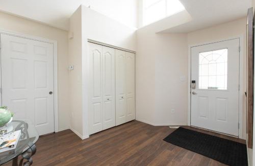 Fort Gary Casa | Elegant 6 Bedroom House Near U of Manitoba