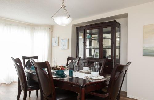 Fort Gary Casa | Elegant 6 Bedroom House Near U of Manitoba