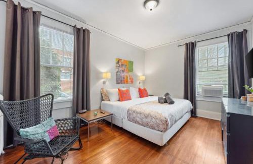 Charlotte Apartamento | Elegant and Colorful 1BR with Covered Porch