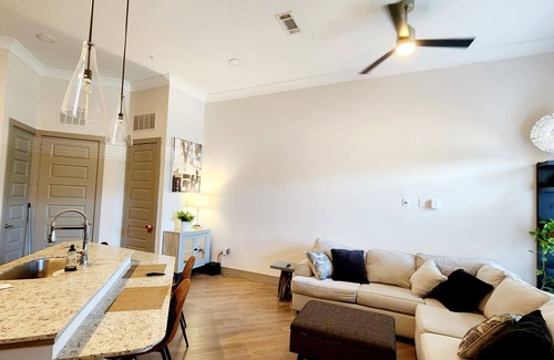 Garland Apartamento | Elegant and Modern property in a family friendly community.